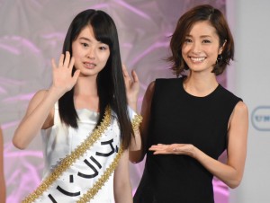 グランプリの井本彩花（左）、上戸彩（右）、第15回全日本国民的美少女コンテストにて