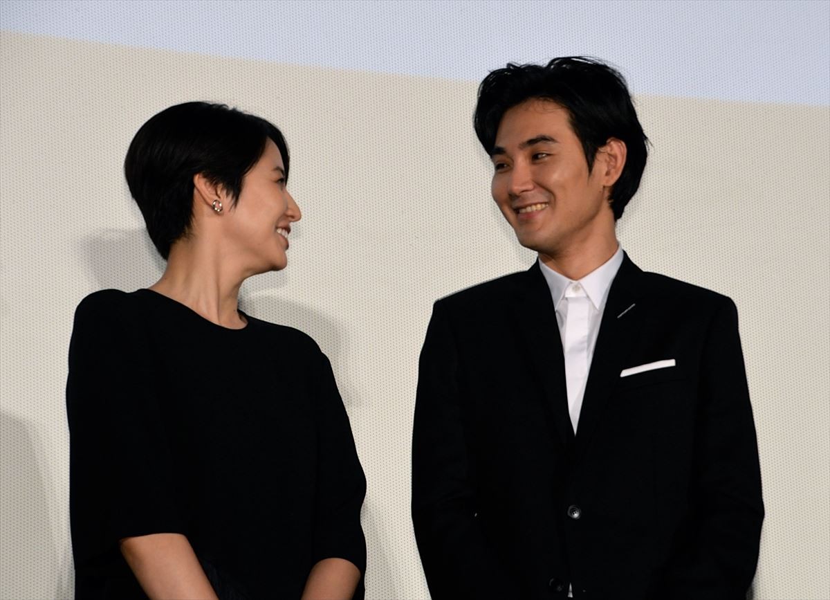 松田龍平、宇宙人役に苦戦　長澤まさみ「怒ってばかり」の妻役に疲労困憊？