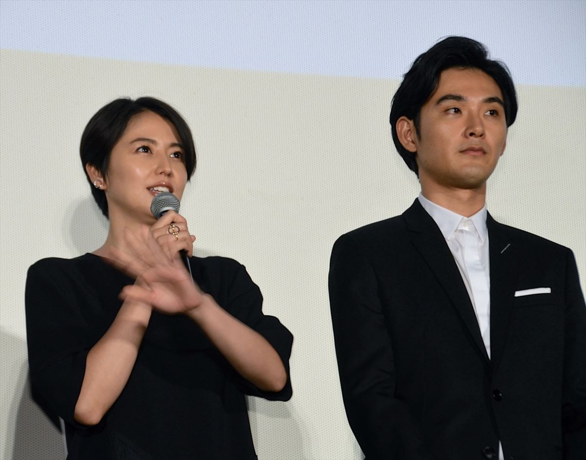 松田龍平、宇宙人役に苦戦　長澤まさみ「怒ってばかり」の妻役に疲労困憊？
