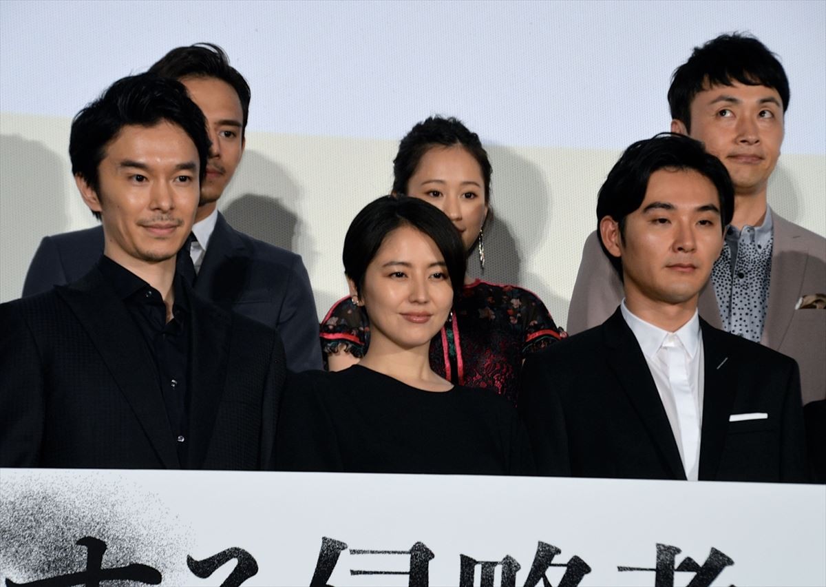 松田龍平、宇宙人役に苦戦　長澤まさみ「怒ってばかり」の妻役に疲労困憊？
