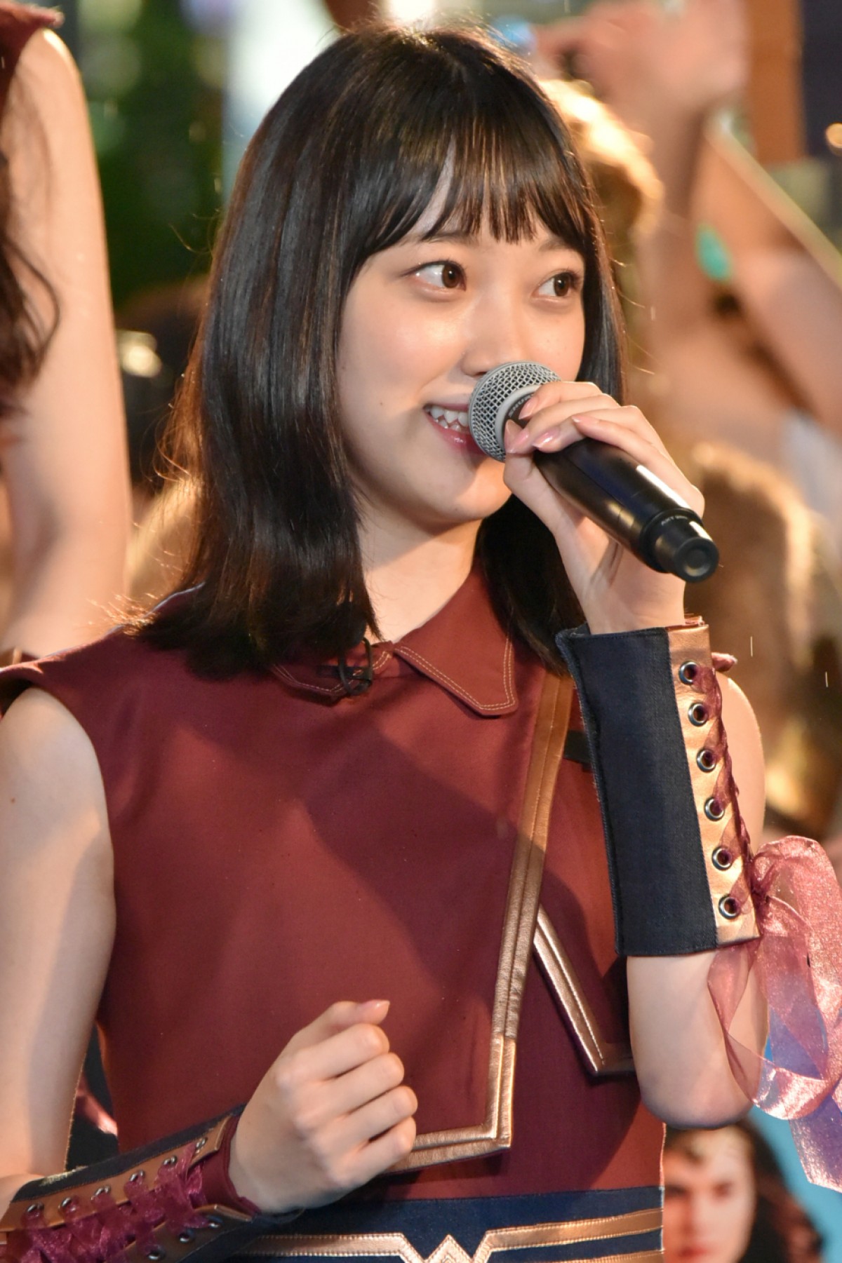 乃木坂46の“最強美女“白石麻衣、黄金ティアラでワンダーポーズを披露