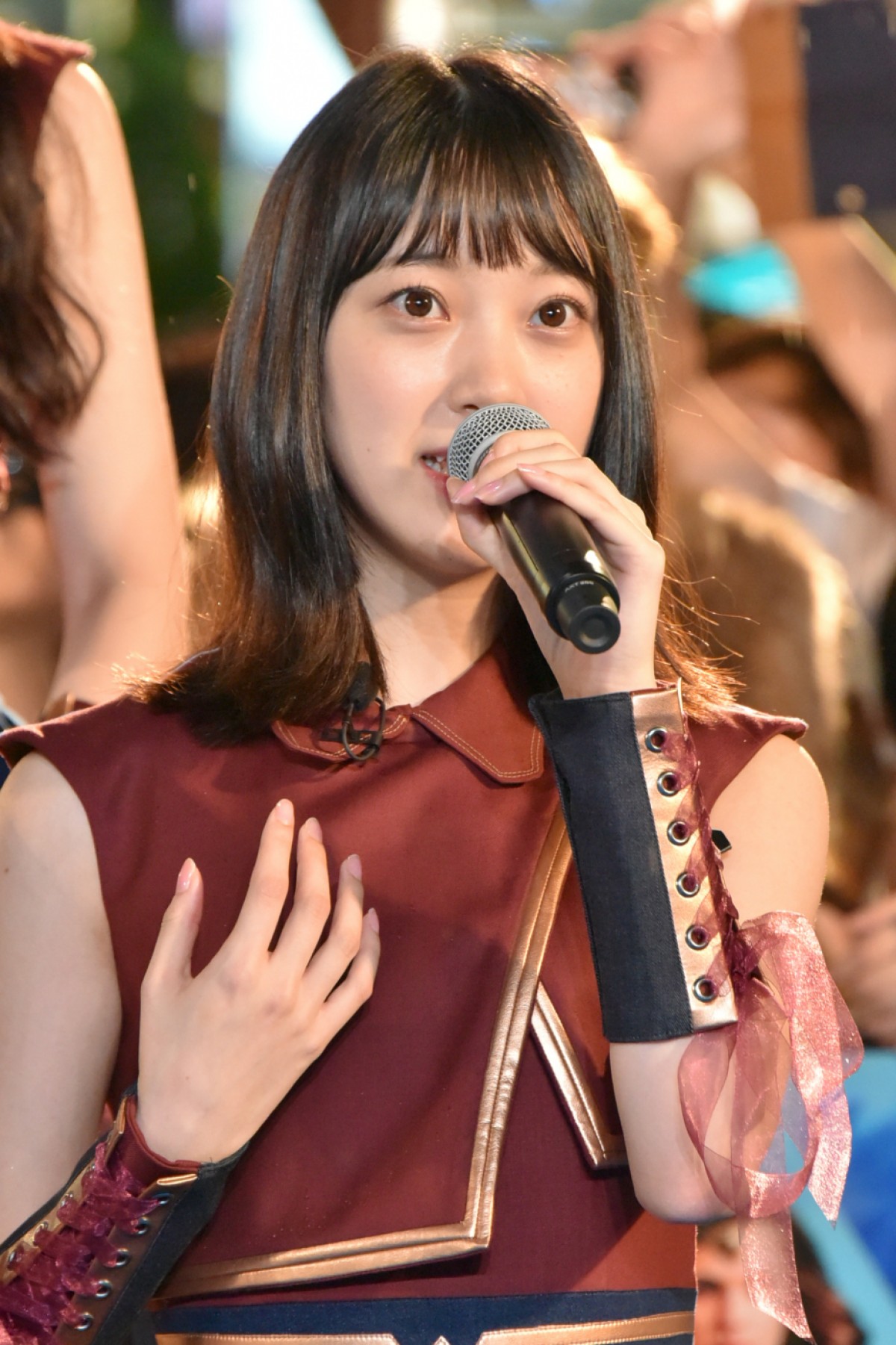 乃木坂46の“最強美女“白石麻衣、黄金ティアラでワンダーポーズを披露