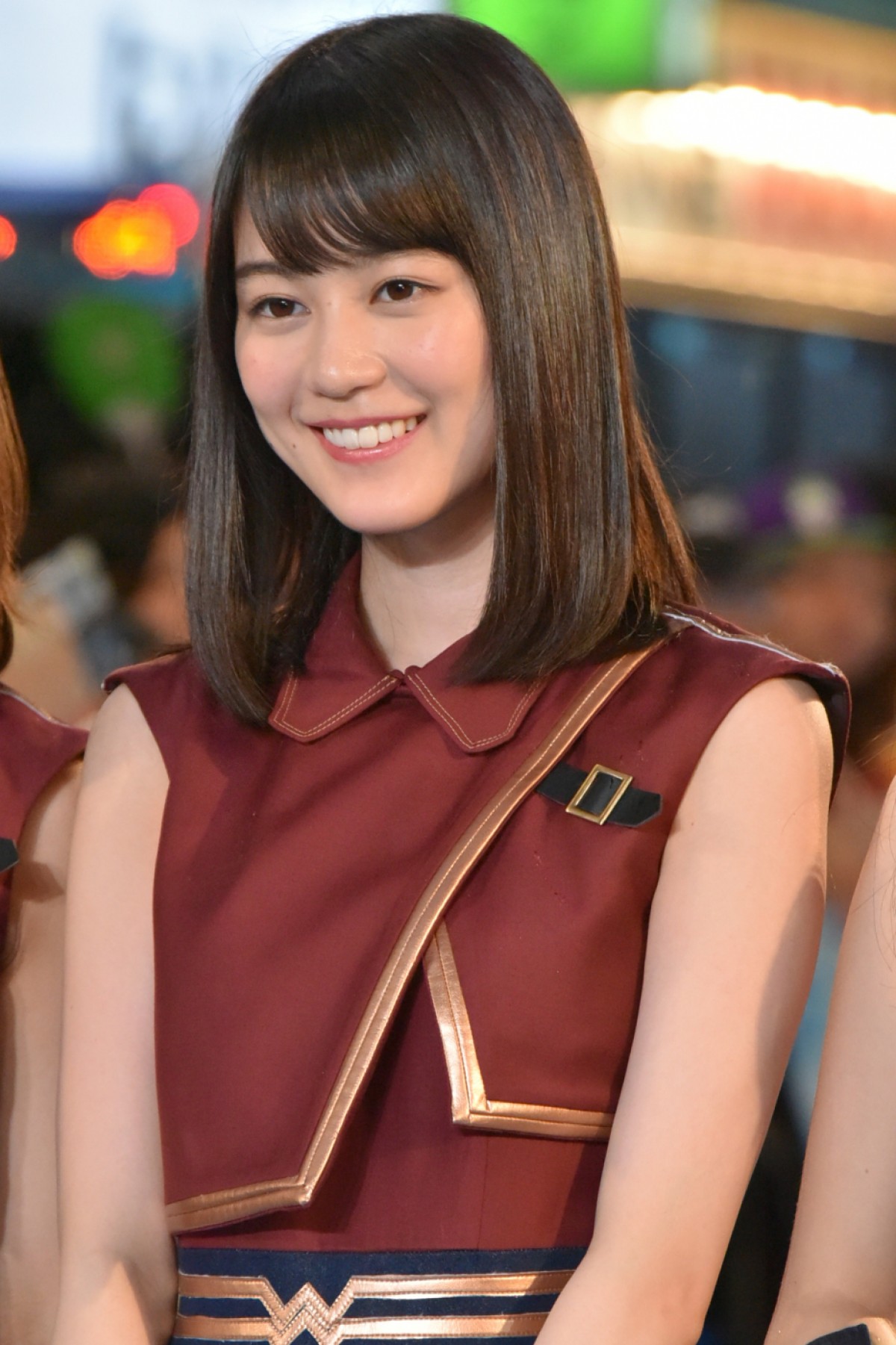 乃木坂46の“最強美女“白石麻衣、黄金ティアラでワンダーポーズを披露