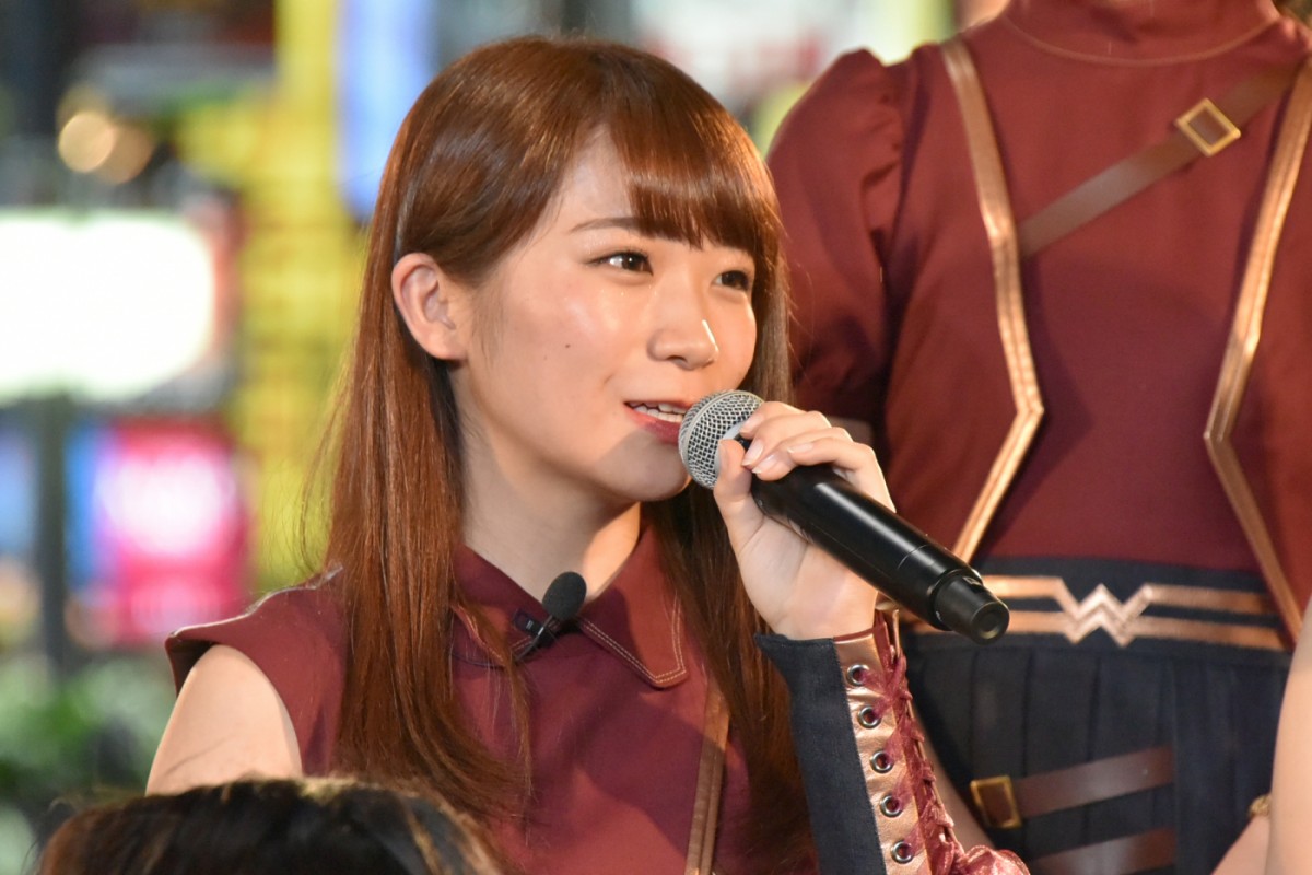 乃木坂46の“最強美女“白石麻衣、黄金ティアラでワンダーポーズを披露
