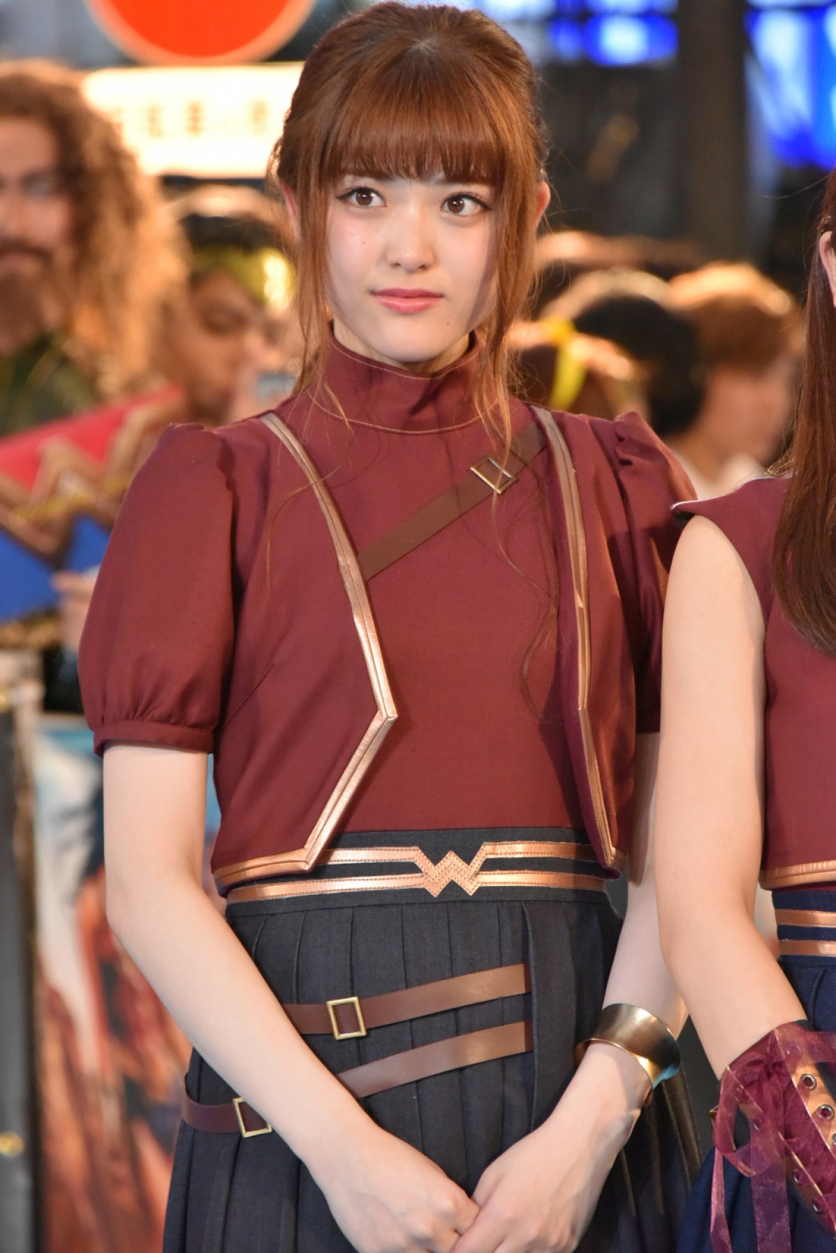 乃木坂46の“最強美女“白石麻衣、黄金ティアラでワンダーポーズを披露