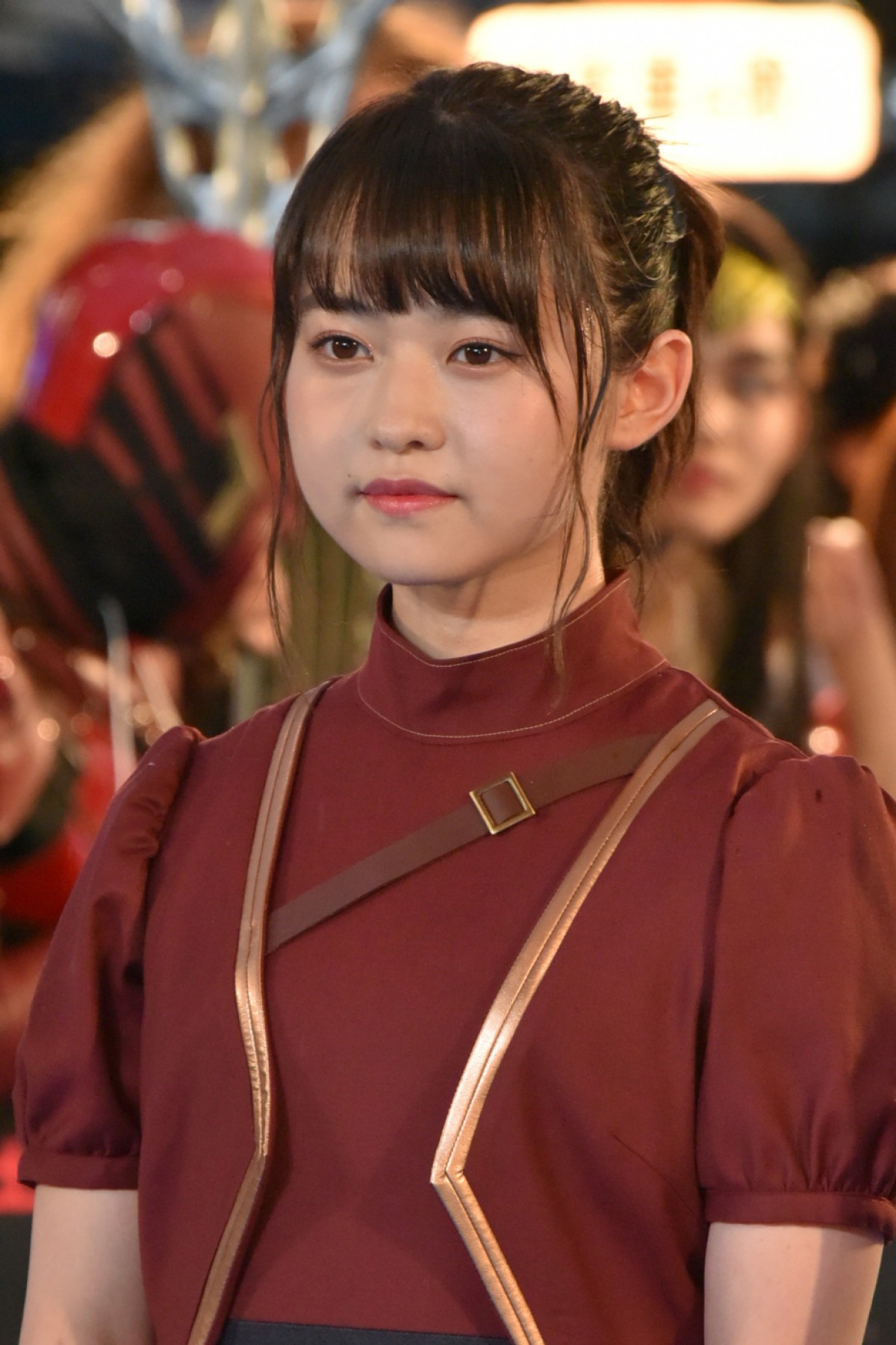 乃木坂46の“最強美女“白石麻衣、黄金ティアラでワンダーポーズを披露