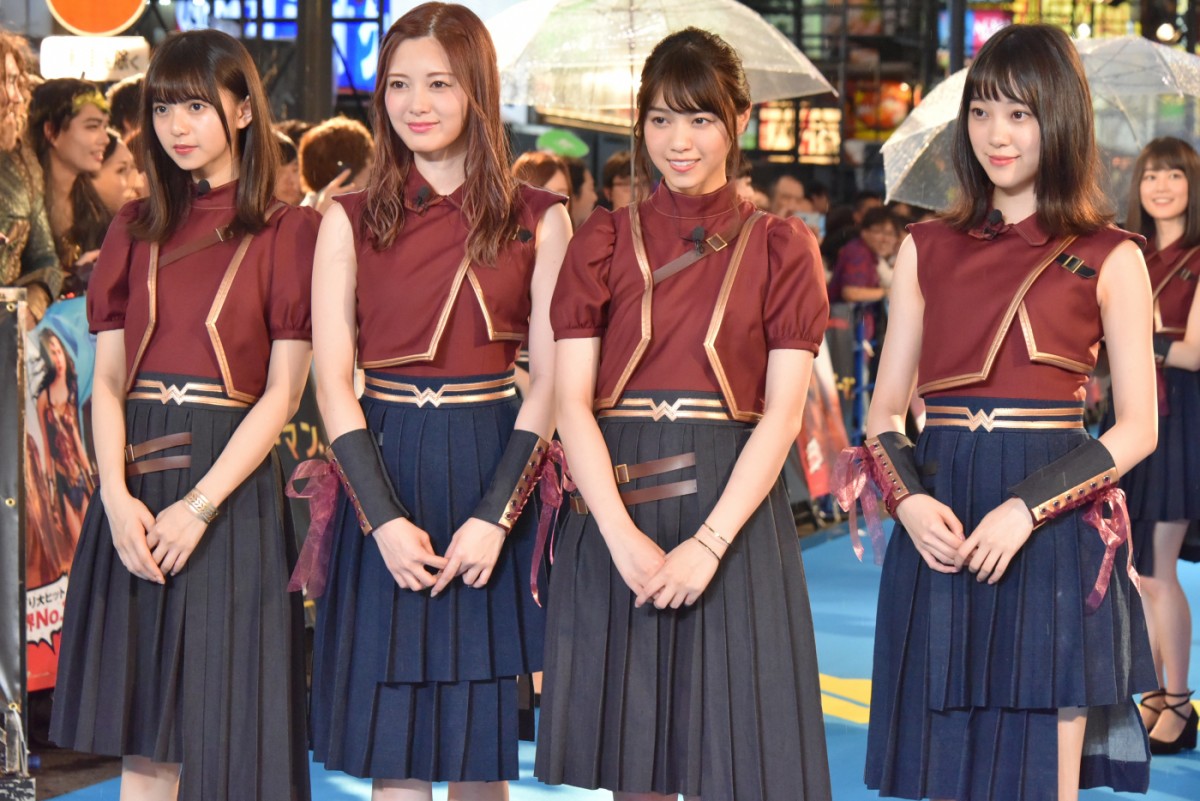乃木坂46の“最強美女“白石麻衣、黄金ティアラでワンダーポーズを披露
