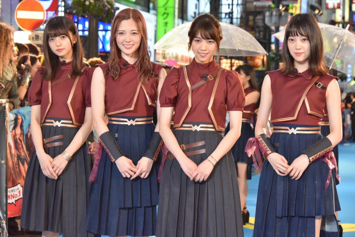 乃木坂46の“最強美女“白石麻衣、黄金ティアラでワンダーポーズを披露