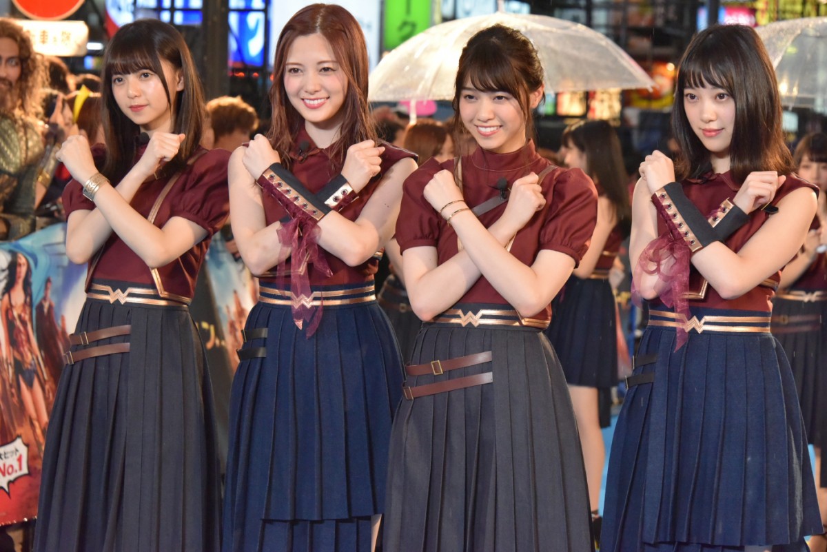 乃木坂46の“最強美女“白石麻衣、黄金ティアラでワンダーポーズを披露