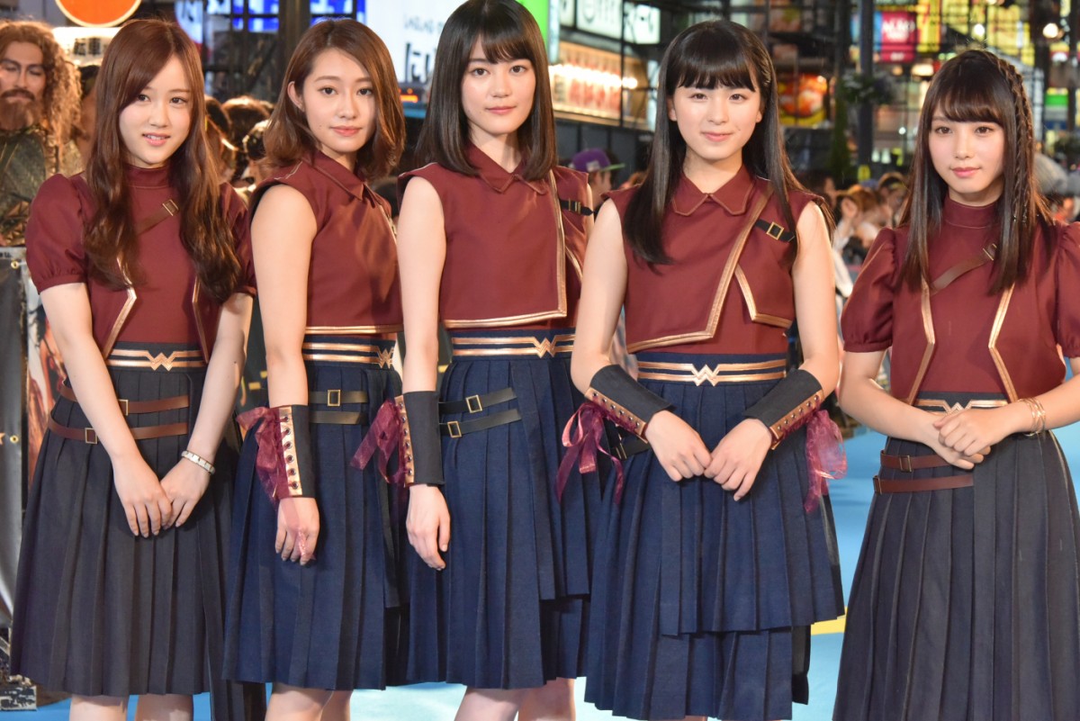 乃木坂46の“最強美女“白石麻衣、黄金ティアラでワンダーポーズを披露