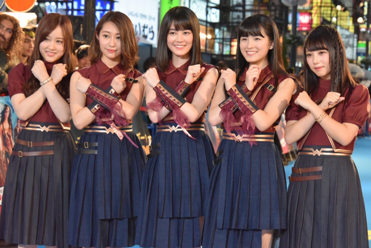 乃木坂46の“最強美女“白石麻衣、黄金ティアラでワンダーポーズを披露