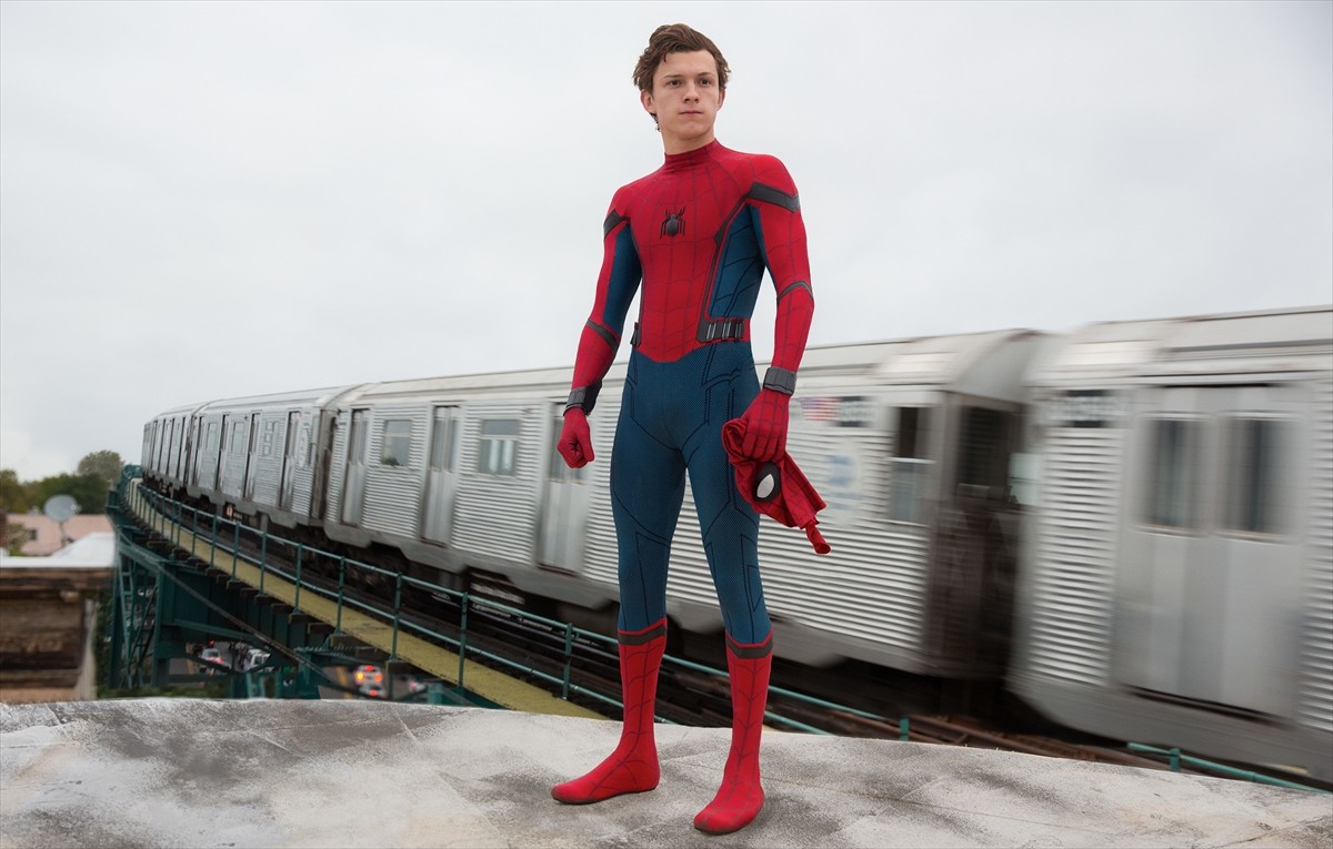 トム・ホランドも大興奮の高機能スーツ！『スパイダーマン：ホームカミング』特別映像