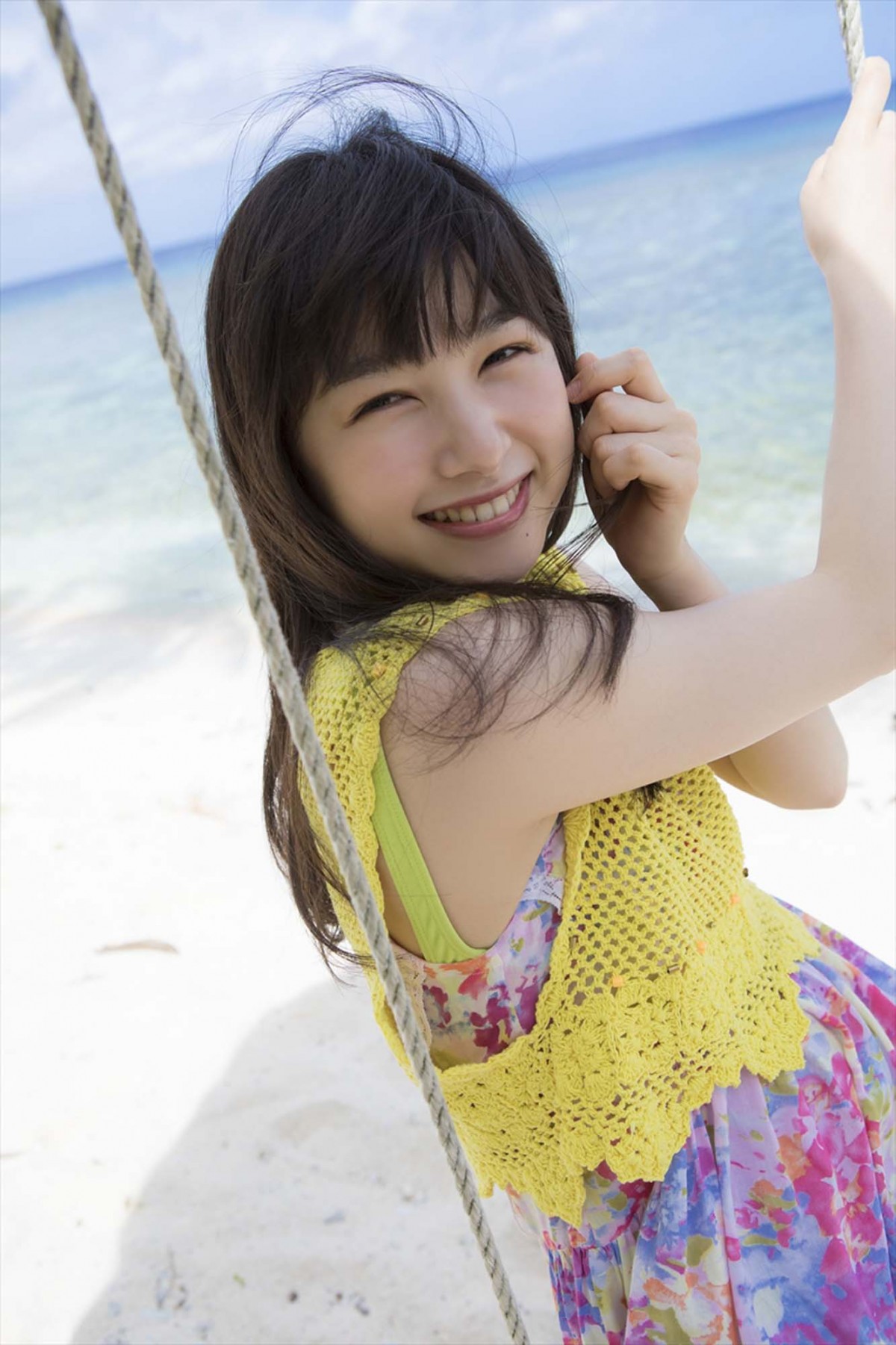 桜井日奈子、透明感溢れるショットが満載！ 20歳を記念した写真集発売 