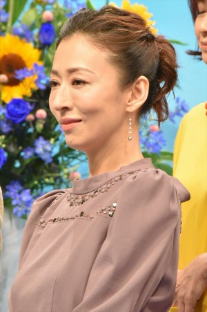 松雪泰子、NHK連続テレビ小説『半分、青い。』出演者発表会見に登壇