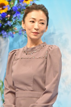 松雪泰子、NHK連続テレビ小説『半分、青い。』出演者発表会見に登壇