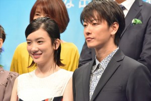 左から永野芽郁、佐藤健、NHK連続テレビ小説『半分、青い。』出演者発表会見に登壇