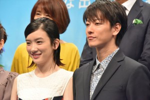 左から永野芽郁、佐藤健、NHK連続テレビ小説『半分、青い。』出演者発表会見に登壇