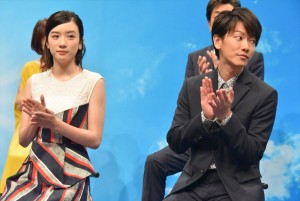 左から永野芽郁、佐藤健、NHK連続テレビ小説『半分、青い。』出演者発表会見に登壇