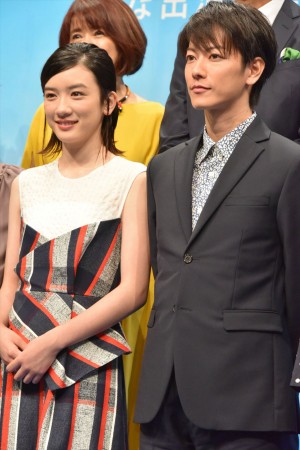 左から永野芽郁、佐藤健、NHK連続テレビ小説『半分、青い。』出演者発表会見に登壇