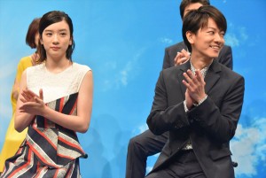 左から永野芽郁、佐藤健、NHK連続テレビ小説『半分、青い。』出演者発表会見に登壇