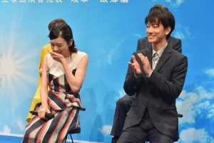 左から永野芽郁、佐藤健、NHK連続テレビ小説『半分、青い。』出演者発表会見に登壇