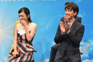 左から永野芽郁、佐藤健、NHK連続テレビ小説『半分、青い。』出演者発表会見に登壇
