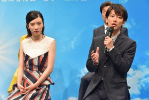 左から永野芽郁、佐藤健、NHK連続テレビ小説『半分、青い。』出演者発表会見に登壇