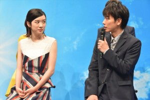 左から永野芽郁、佐藤健、NHK連続テレビ小説『半分、青い。』出演者発表会見に登壇