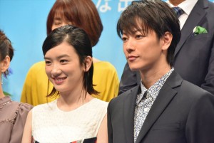 左から永野芽郁、佐藤健、NHK連続テレビ小説『半分、青い。』出演者発表会見に登壇