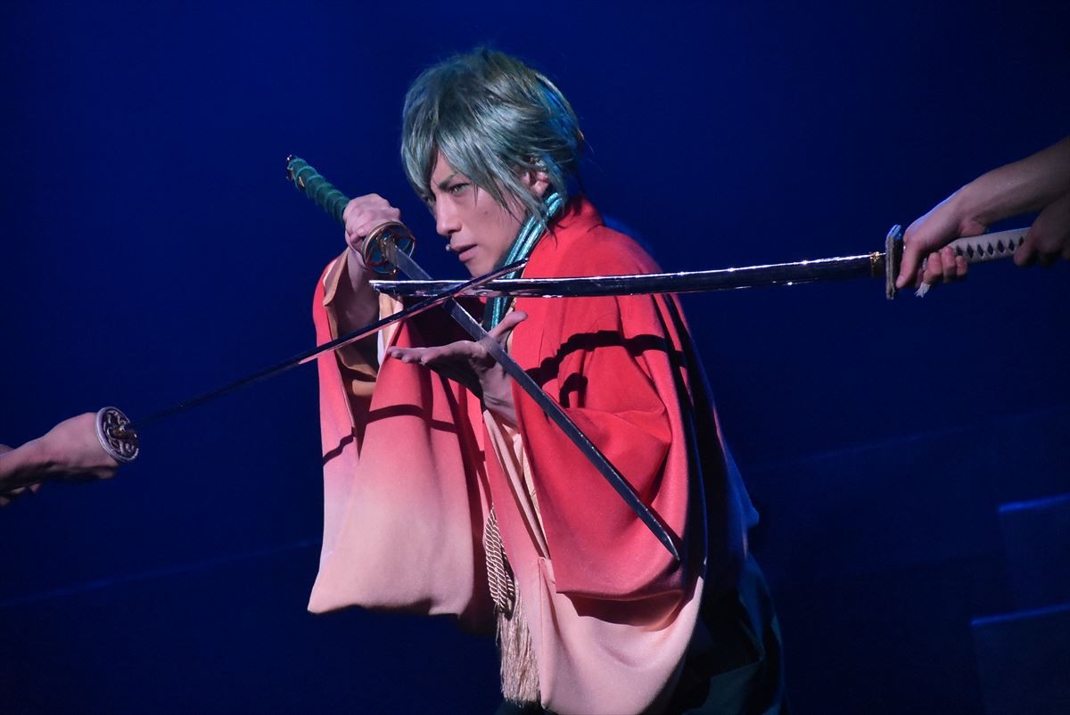 浅田舞、舞台初挑戦で殺陣を披露！ 鈴木拡樹「回転がきれいすぎる」と称賛