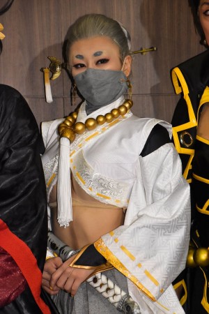 浅田舞、舞台『煉獄に笑う』公開ゲネプロに登場