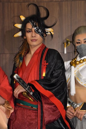 崎山つばさ、舞台『煉獄に笑う』公開ゲネプロに登場