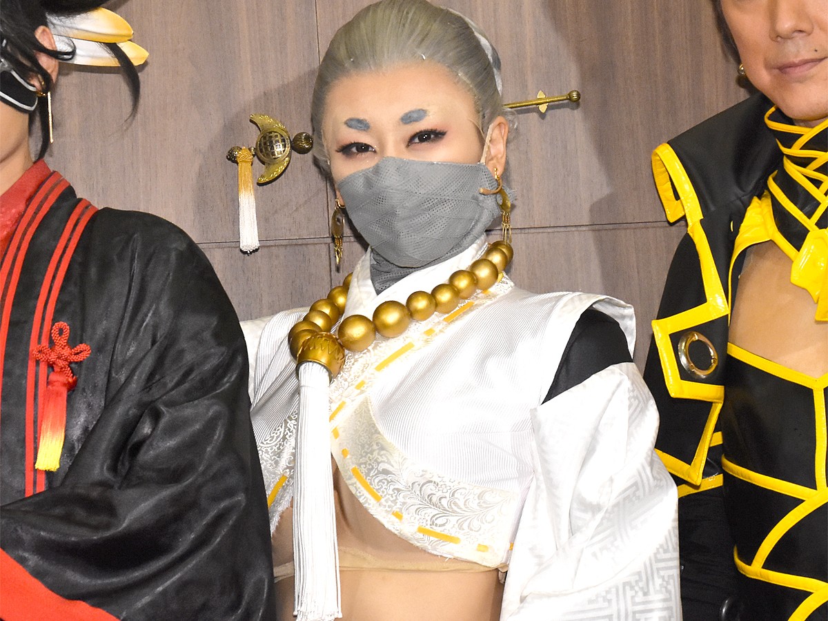 浅田舞、舞台初挑戦で殺陣を披露!