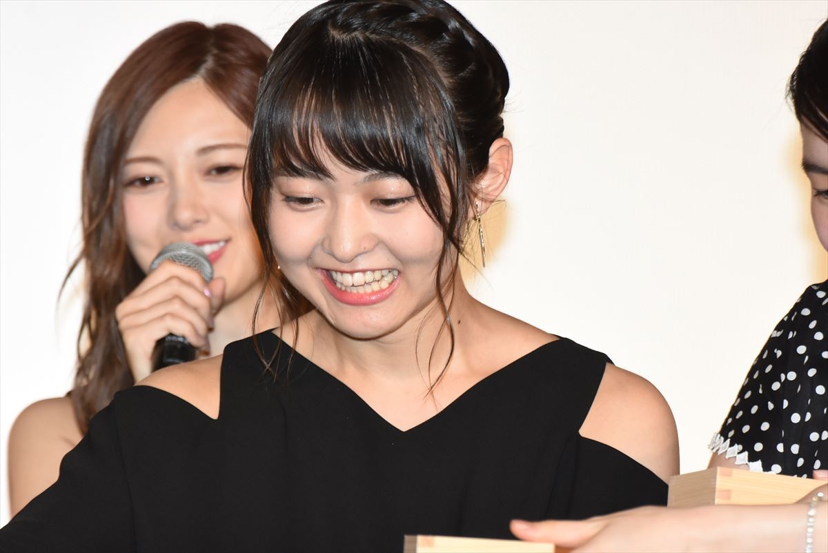 西野七瀬＆白石麻衣、大人なドレス姿で『あさひなぐ』完成披露に登場