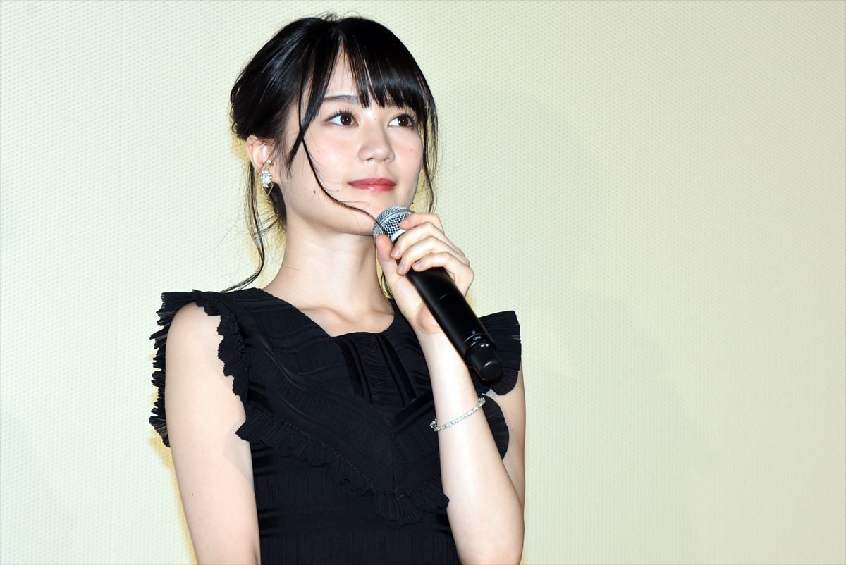 西野七瀬＆白石麻衣、大人なドレス姿で『あさひなぐ』完成披露に登場
