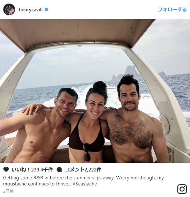 ヘンリー・カヴィル、野性味あふれる水着写真の公開 ※「ヘンリー・カヴィル」インスタグラム