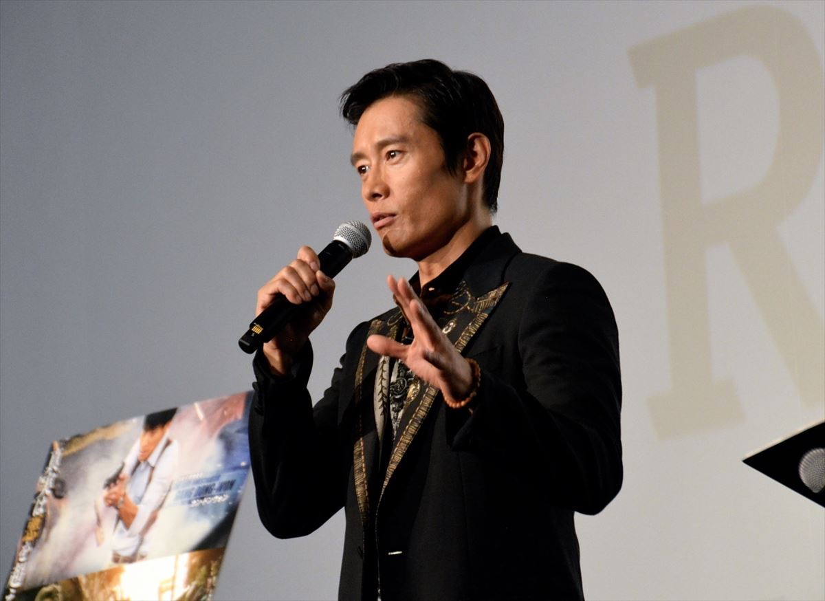イ・ビョンホン、劇場ジャック！ 10回連続舞台挨拶に「とても光栄、気分がいい」