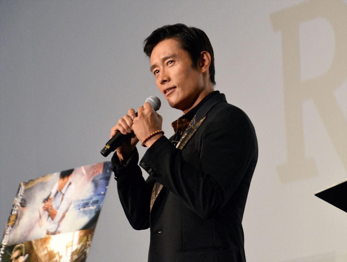 イ・ビョンホン、劇場ジャック！ 10回連続舞台挨拶に「とても光栄、気分がいい」