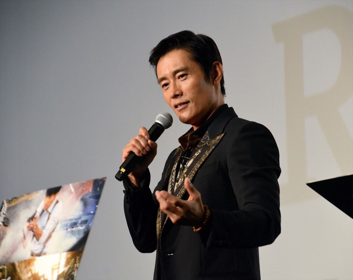 イ・ビョンホン、劇場ジャック！ 10回連続舞台挨拶に「とても光栄、気分がいい」