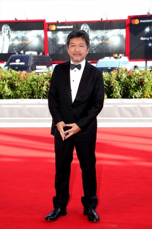 是枝裕和監督、ヴェネチア国際映画祭レッドカーペットにて