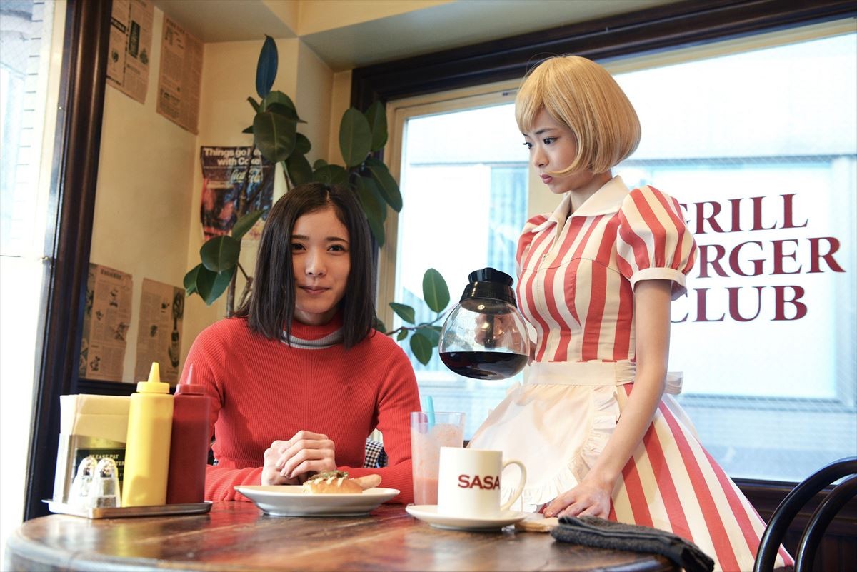 松岡茉優、アンモナイトをなでなで…『勝手にふるえてろ』場面写真が一挙解禁