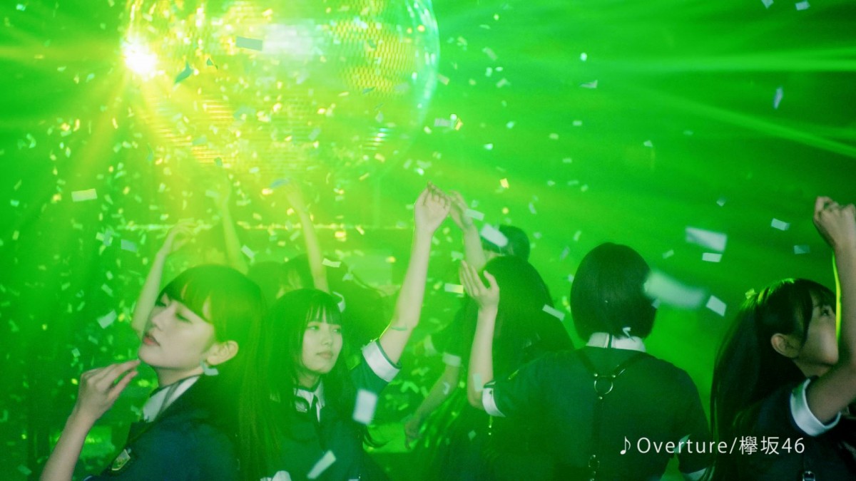 欅坂46、光の演出とシンクロした映像に圧巻　新CMショット公開