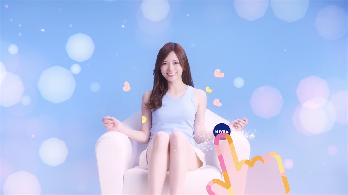白石麻衣の“やわらかマシュマロ肌”にさわれる!? タッチに反応するスマホ動画公開
