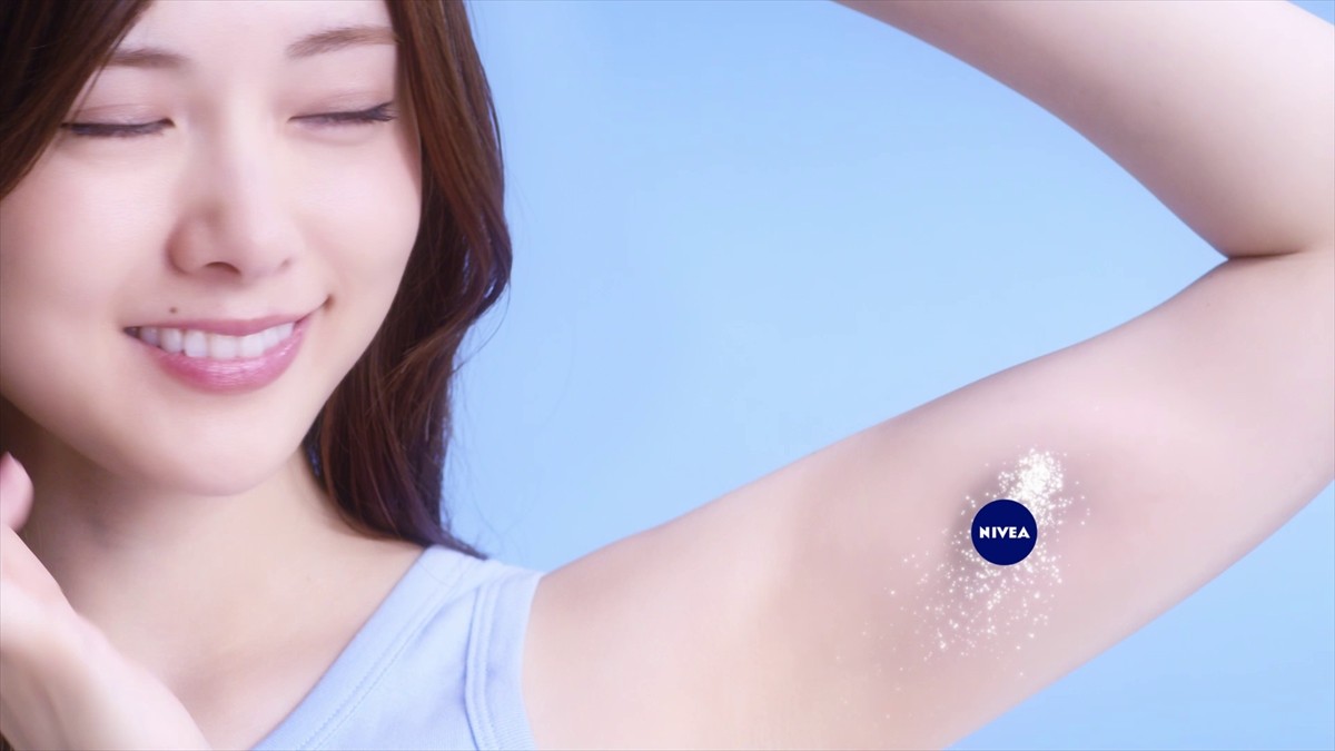 白石麻衣の“やわらかマシュマロ肌”にさわれる!? タッチに反応するスマホ動画公開