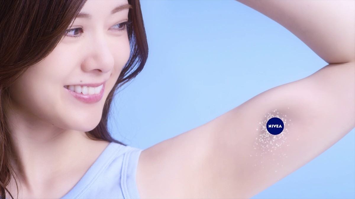 白石麻衣の“やわらかマシュマロ肌”にさわれる!? タッチに反応するスマホ動画公開