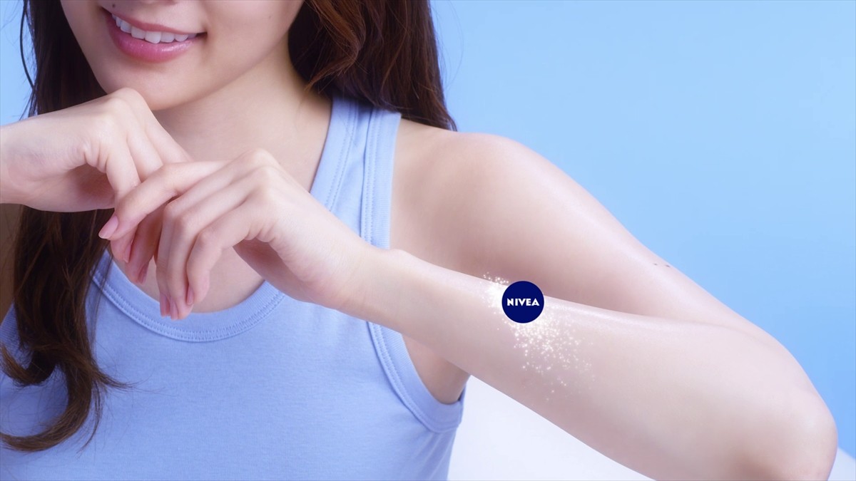 白石麻衣の“やわらかマシュマロ肌”にさわれる!? タッチに反応するスマホ動画公開
