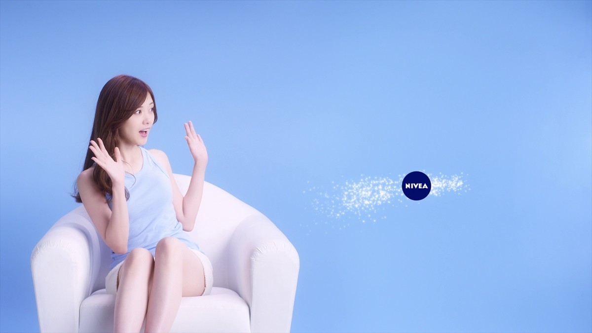白石麻衣の“やわらかマシュマロ肌”にさわれる!? タッチに反応するスマホ動画公開