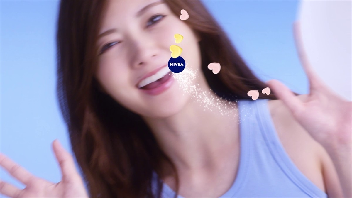 白石麻衣の“やわらかマシュマロ肌”にさわれる!? タッチに反応するスマホ動画公開