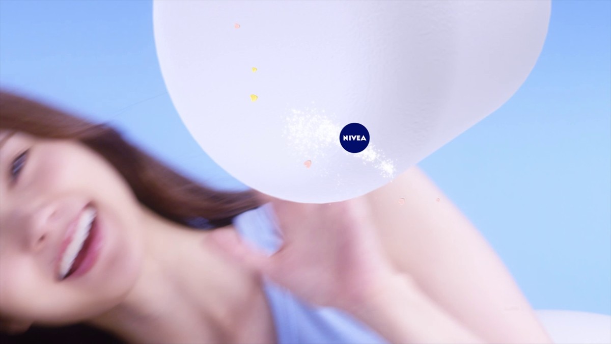 白石麻衣の“やわらかマシュマロ肌”にさわれる!? タッチに反応するスマホ動画公開