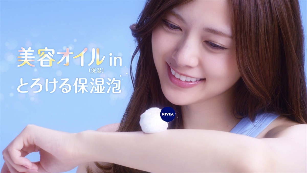 白石麻衣の“やわらかマシュマロ肌”にさわれる!? タッチに反応するスマホ動画公開